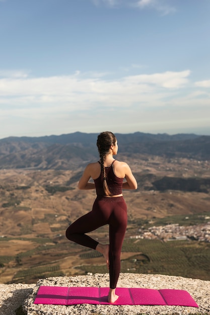 Вид спереди назад поза практики йоги