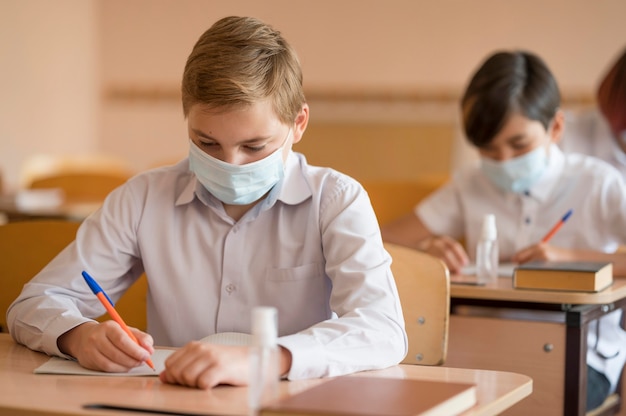 Foto gratuita vista frontale del concetto di covid torna a scuola