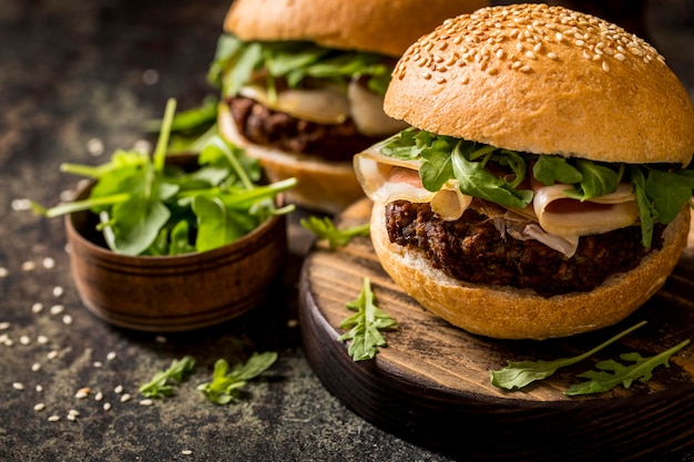 Foto gratuita hamburger di pancetta vista frontale
