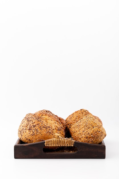 Вид спереди выпечки хлеба в лотке и копией пространства