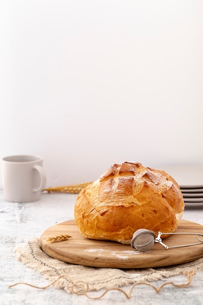 Foto gratuita pane al forno di vista frontale con grano sul bordo di legno