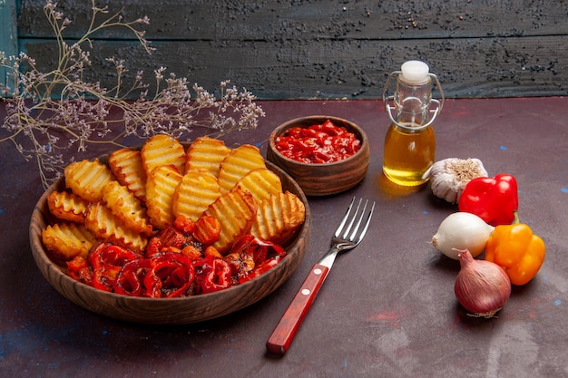 Patate al forno vista frontale con verdure cotte sullo spazio buio