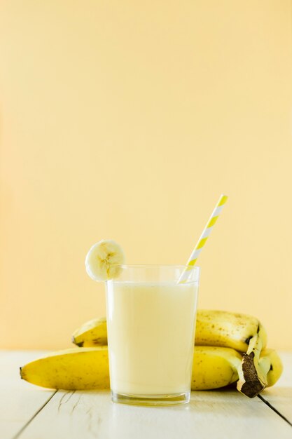 Вид спереди банановый молочный коктейль с фруктами