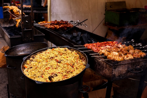 Foto gratuita vista frontale barbecue e cibo per la cena