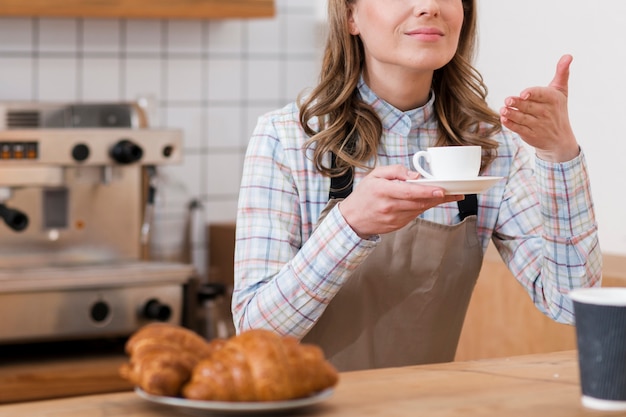 Vista frontale del barista con caffè