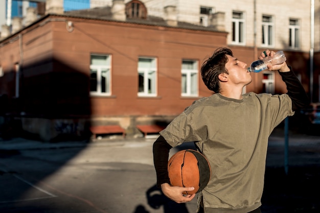 Giocatore di pallacanestro di vista frontale che idrata