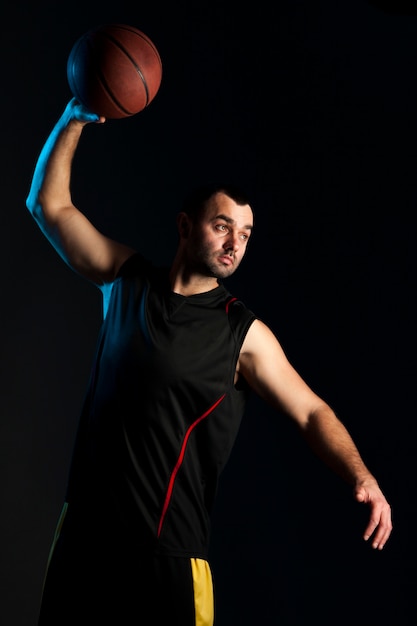 ダンクシュートの準備のバスケットボール選手の正面図