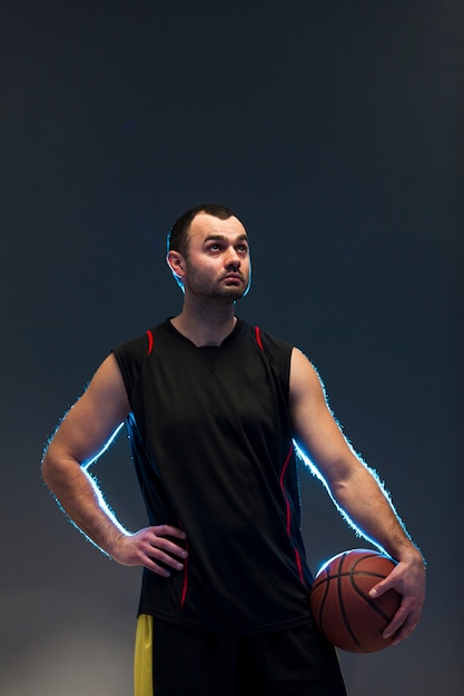 Вид спереди баскетболиста с мячом и копией пространства