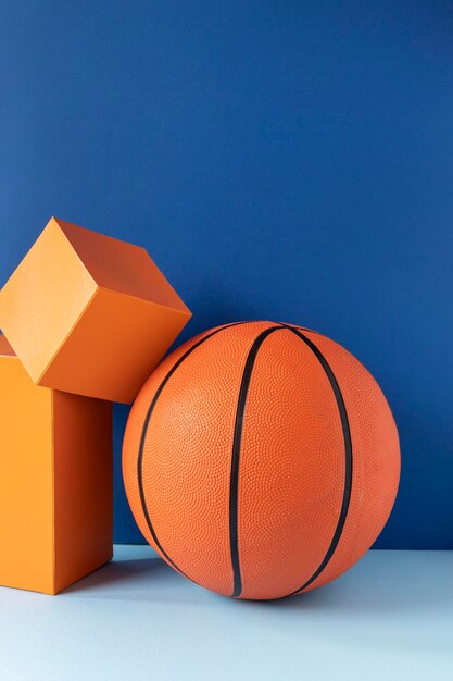 Вид спереди баскетбола с фигурами и копией пространства