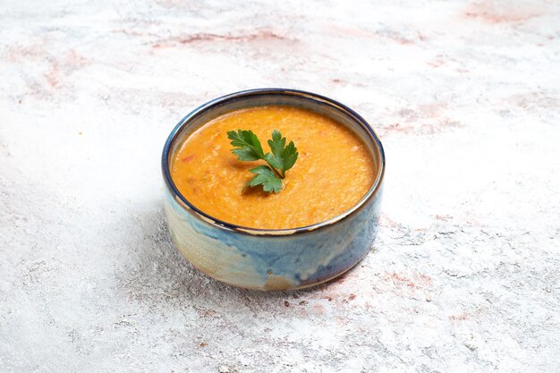 白い表面のプレートの内側にメルシーと呼ばれる正面図の豆のスープスープミール食品野菜豆