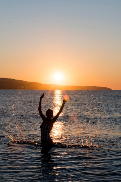 Vista frontale di una bella ragazza in spiaggia