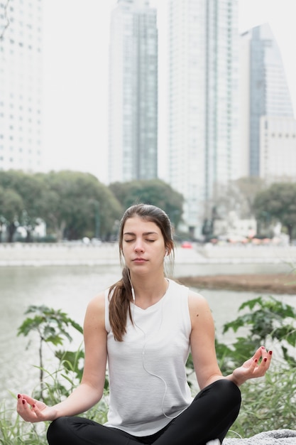 Free photo front view beautiful girl exercising