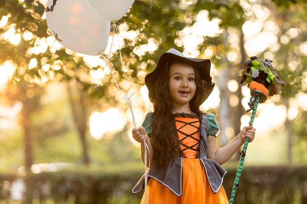 美しい少女ハロウィーンコンセプトの正面図