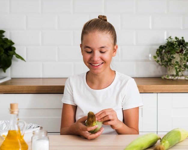 Foto gratuita vista frontale di una bella ragazza in cucina