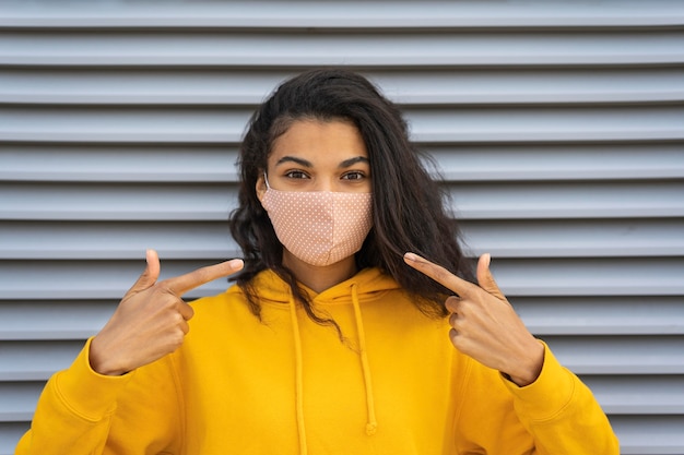 Foto gratuita vista frontale di una bella ragazza con maschera facciale