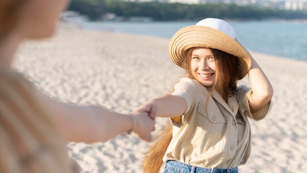 ビーチで美しい女の子の正面図