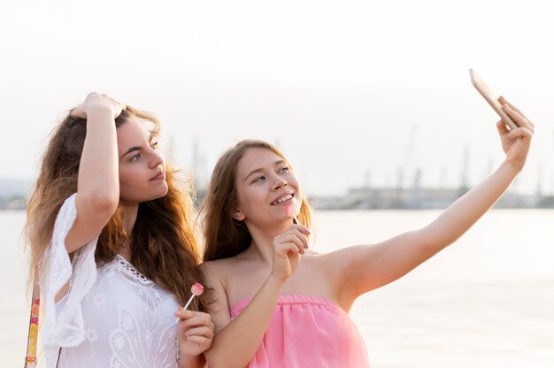 Free photo front view of beautiful girls at beach