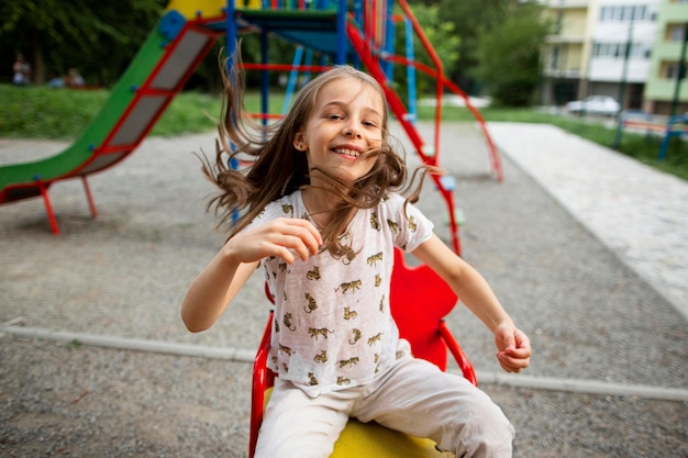 Foto gratuita vista frontale della bella ragazza felice nel parco