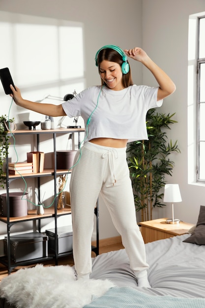 Free photo front view of beautiful woman listening to music