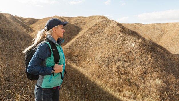 Foto gratuita vista frontale bella donna nella natura