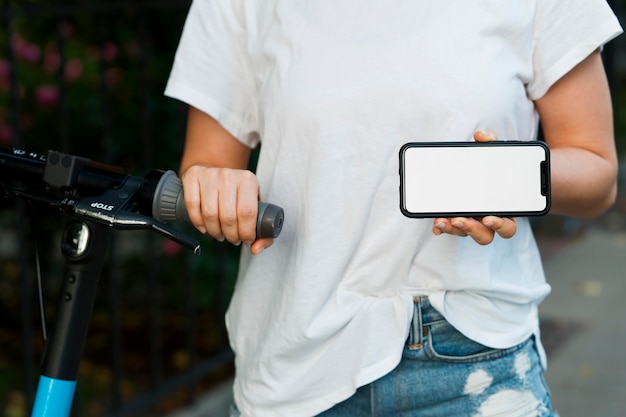 Foto gratuita vista frontale della bella donna su scooter