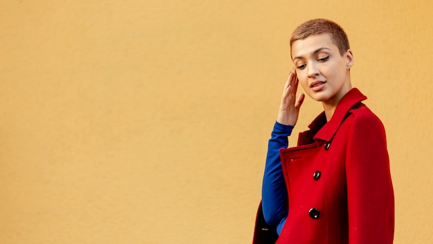 Vista frontale della bella donna con spazio di copia