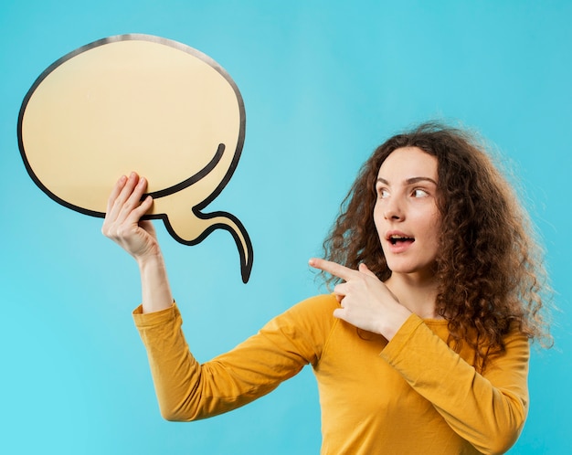 Vista frontale della bella donna con spazio di copia