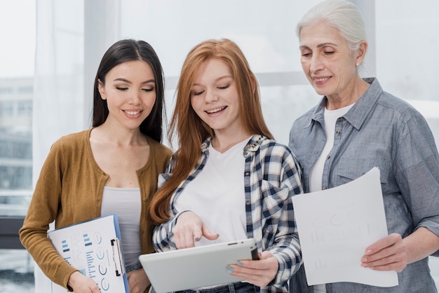 Foto gratuita belle donne di vista frontale che progettano insieme