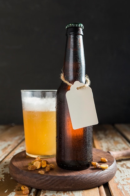 タグとナットが付いているビールのガラス瓶の正面図