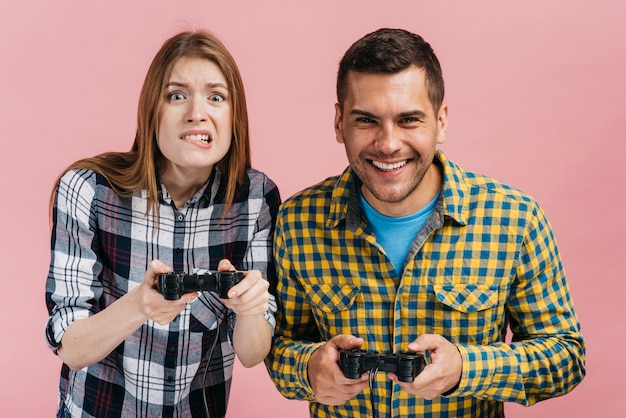 Free photo front view best friends playing video games