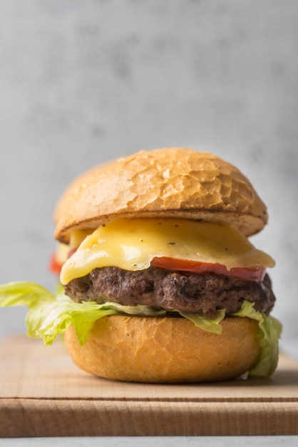 Вид спереди большой и вкусный гамбургер