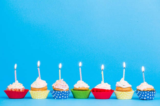 Foto gratuita linea di cupcake compleanno vista frontale