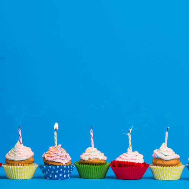 Foto gratuita linea di cupcake compleanno vista frontale