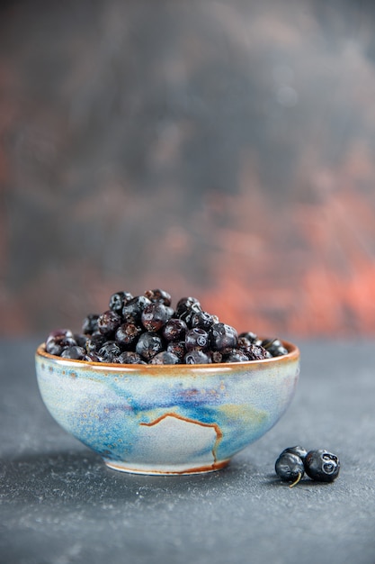 Foto gratuita ribes nero di vista frontale nella ciotola sulla superficie isolata