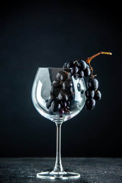 블랙 테이블 여유 공간에 와인 잔에 전면 보기 검은 포도