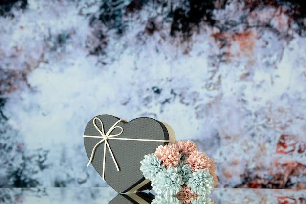 Вид спереди коробки черного сердца цветные цветы на темно-сером абстрактном фоне