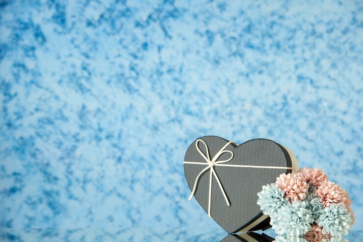 無料Photo ぼやけた青の黒いハート型の箱の花の正面図