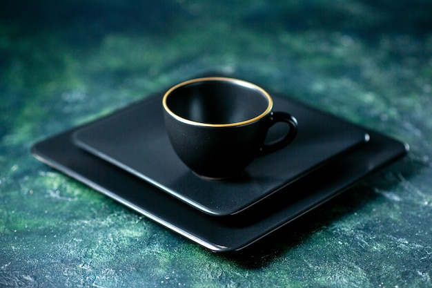 Бесплатное фото Вид спереди черные квадратные тарелки с черной чашкой на темно-синем фоне