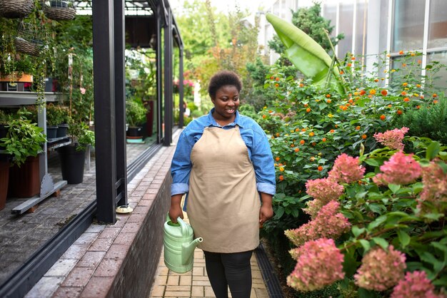 꽃 사업을 운영하는 전면보기 흑인 여성