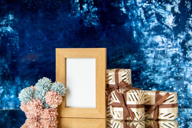 Вид спереди пустая рамка для фотографий праздник представляет цветы на темно-синем абстрактном фоне
