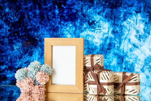 Вид спереди пустая рамка для фотографий День святого Валентина представляет цветы, изолированные на темно-синем абстрактном фоне