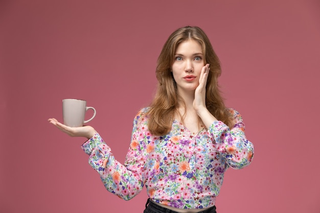 Foto gratuita signora bionda di vista frontale che dice qualcosa segretamente sulla sua tazza