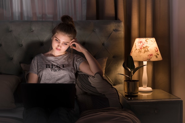 Free photo front view of blonde woman at laptop