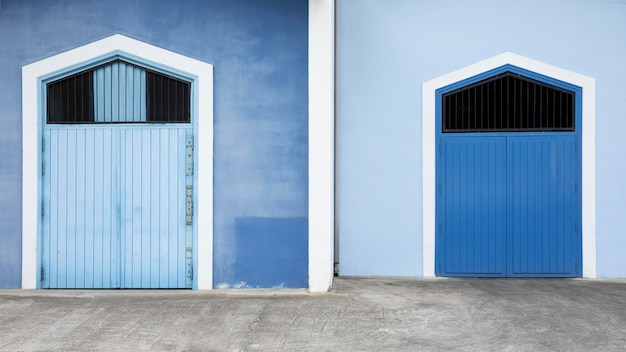 青いドアと正面の青い家