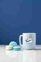 Foto gratuita composizione di lunedì blu vista frontale con tazza