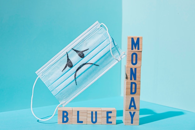 キューブと青い月曜日の概念の正面図