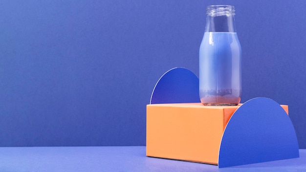 Бесплатное фото Вид спереди синий коктейль в бутылке с копией пространства