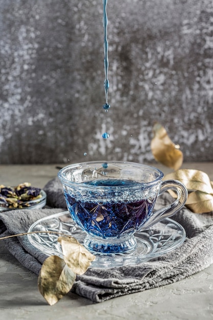 Вид спереди концепции голубого чая с копией пространства
