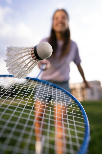 Foto gratuita donna sfocata vista frontale che gioca a badminton