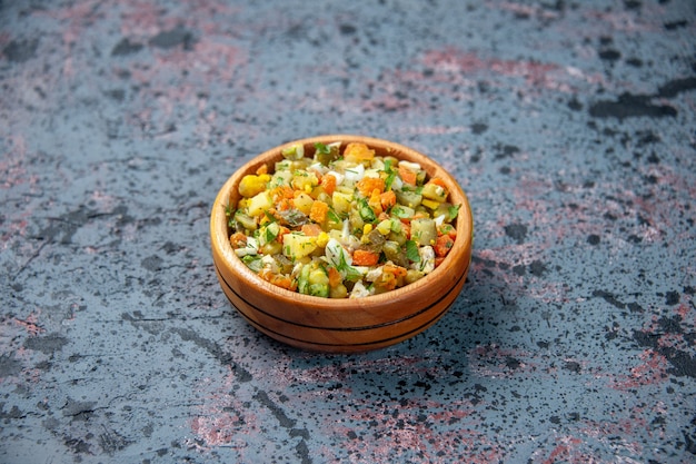вид спереди салат из вареных овощей внутри тарелки на синем фоне